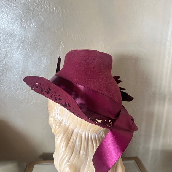 STRIKING 1940s\' BURGUNDY FELT FEDORA WITH BRIM CUTOUTS AND FEATHER \